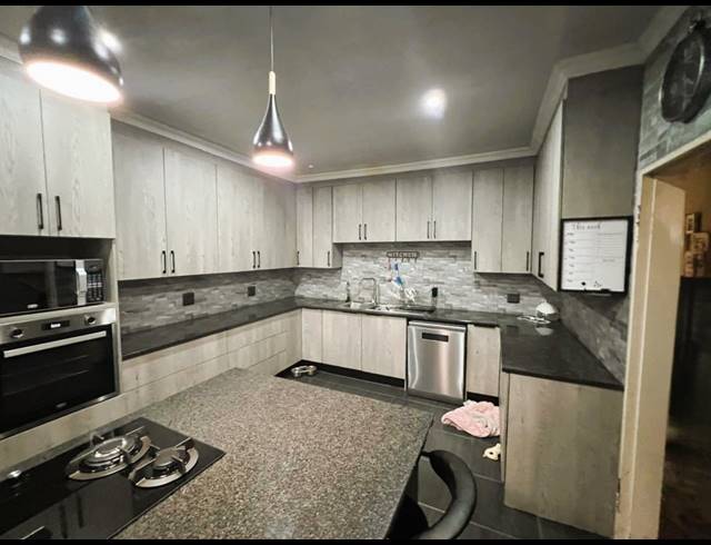 6 BEDROOM HOUSE FOR SALE IN BOLTONWOLD